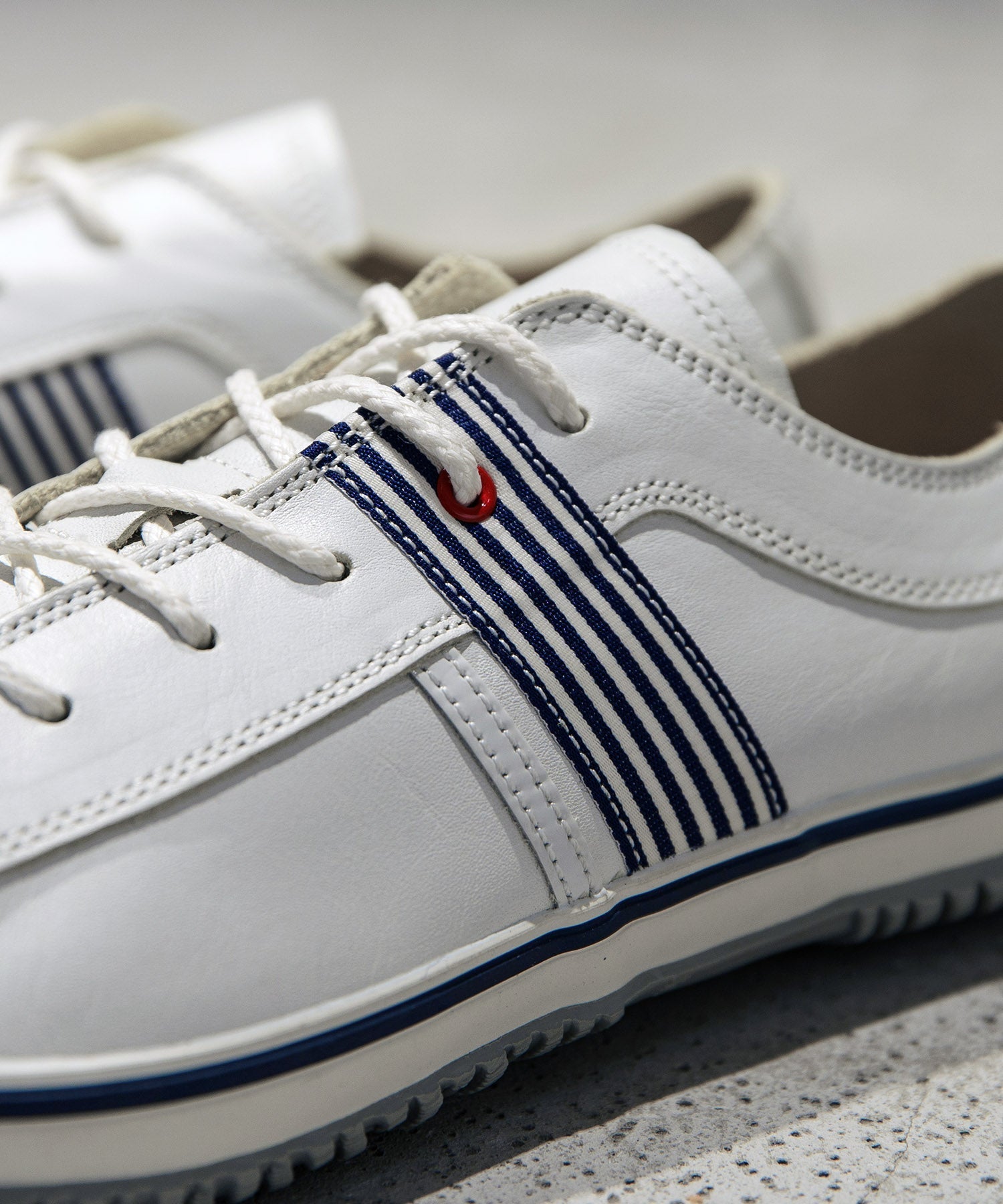 SP-168 White/Navy - SPINGLE