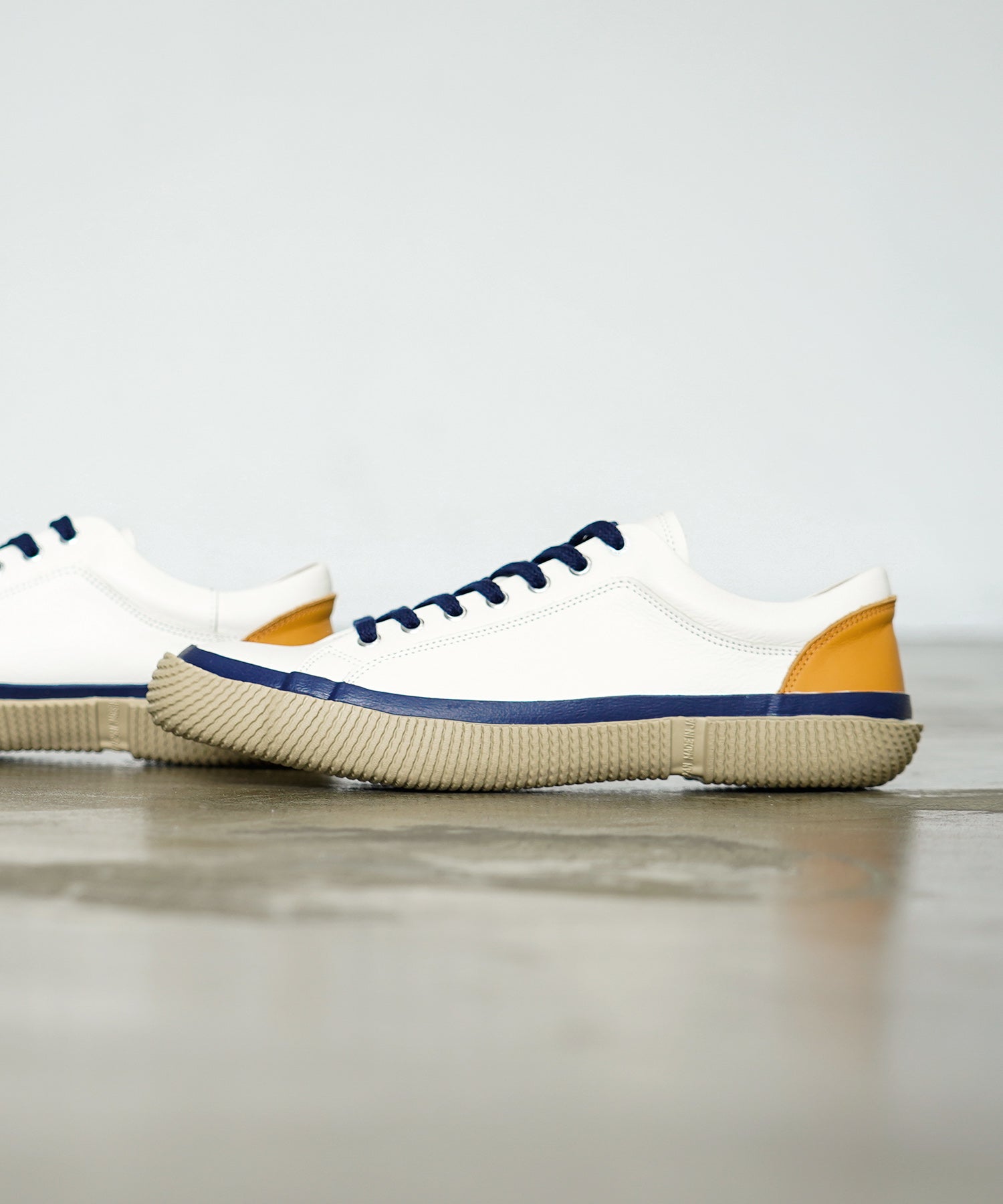 SP-253 White/Navy - SPINGLE